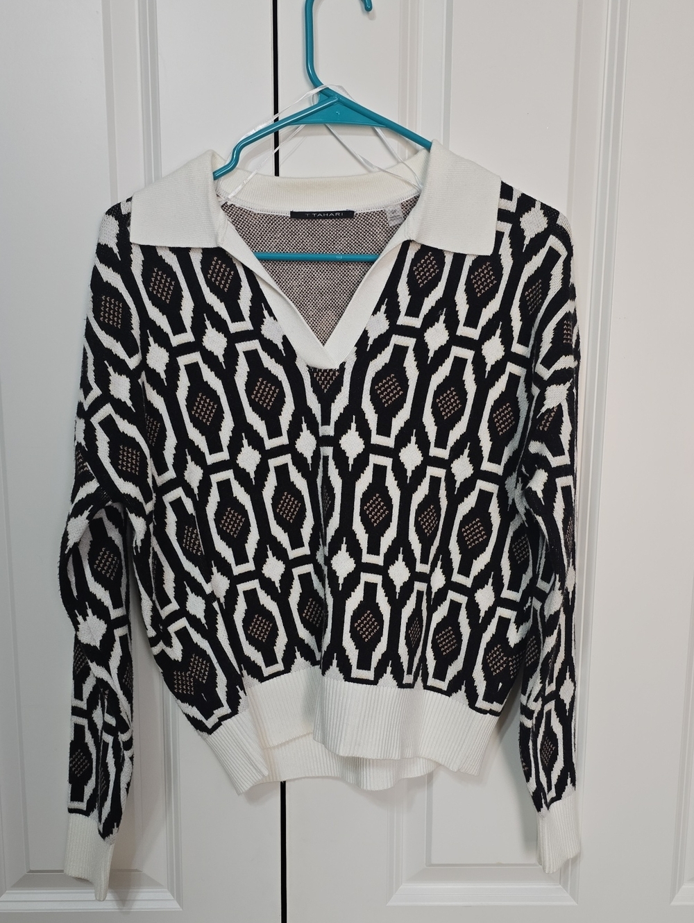 T Tahari Black and White Geometric V-Neck Collared Sweater